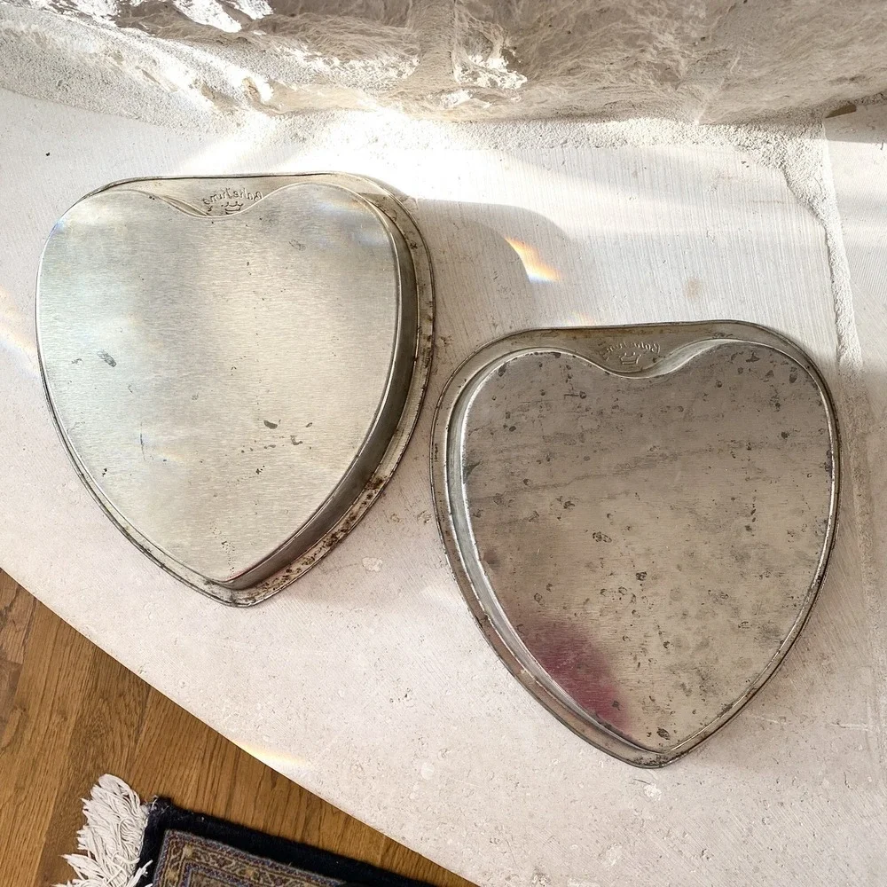 2 Vintage Tin/Metal BAKE KING Heart-Shaped Cake‎ 8